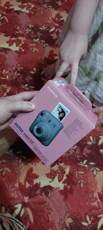 Продам фотоаппарат с моментальной печатью фотографий Instax mini 12