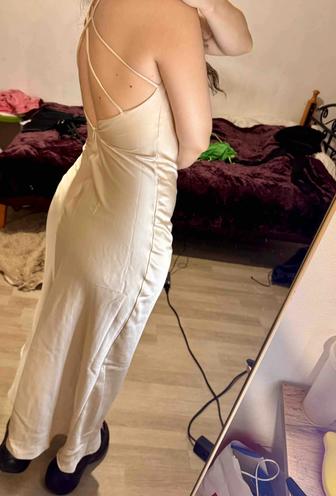 Недорого новое Длинное атласное платье