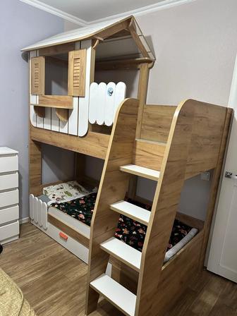 Срочно продам детскую двухъярусную кровать