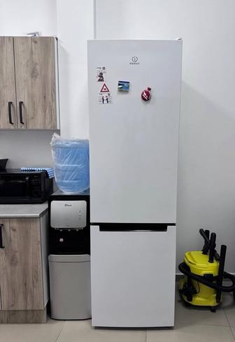 Холодильник Indesit DS 4200 W