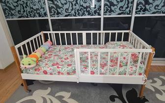 Продам кровать - манеж детскую, в идеальном состоянии, с колесами. 160х80