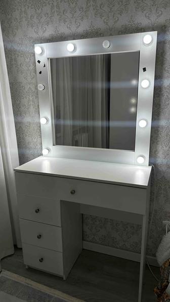 Продам туалетный столик с зеркалом и подсветкой (б/у)