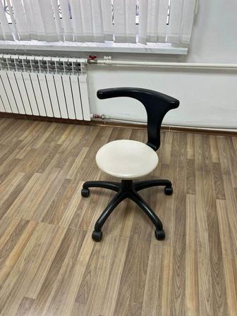 Продам крутящиеся стулья белого цвета