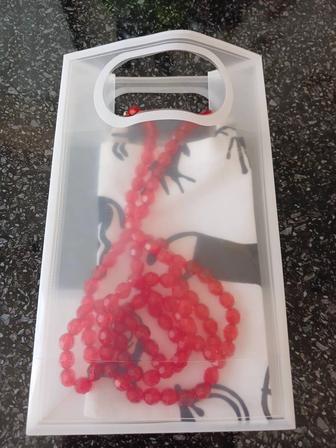 Подарок с сумочках для сотки с ручкой из бусинок