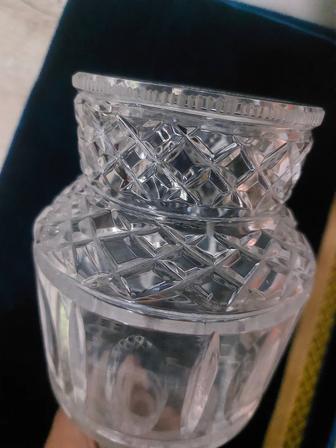 Хрустальная, массивная ваза для цветов.