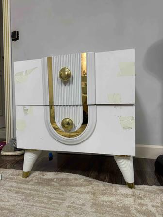 Тумбочка / шкафчик, белый с золотыми элементами