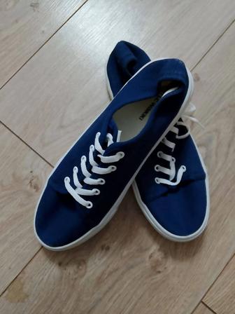 Отдам даром женские кеды, 2 пары. Только тем, кому действительно нужно.