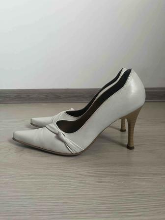 продам туфли кожаные белые 32