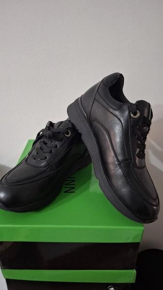 Продам кожанные кроссы с натуральным мехом