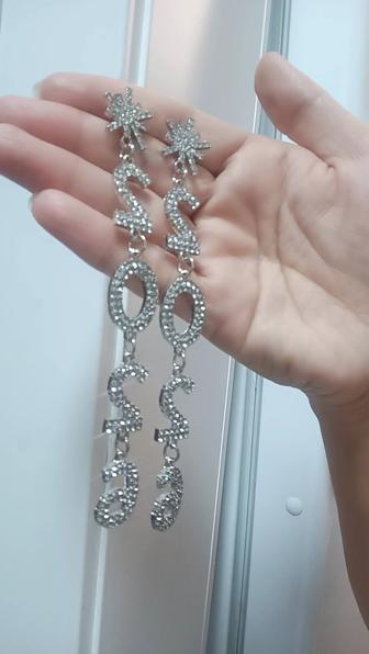 Серьги висячие с надписью 2026