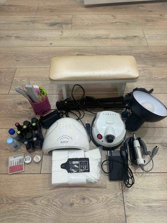 Набор для маникюра: лампа, лаки и т.д.