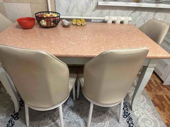Продам кухонный стол со стульями