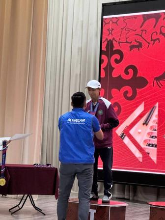 Тоғызқұмалақ бапкері балаларға, ересектерге