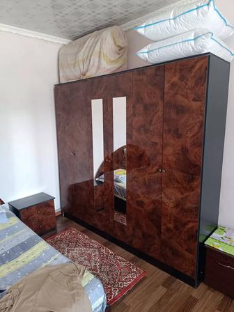 Спальний гарнитур и компьютерный стол.