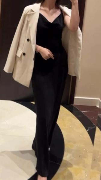 Атласное платье в пол с завязками на спине