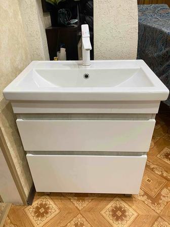 Тумба с раковиной и зеркалом в ванную