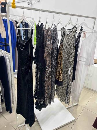 Стойка для одежды в отличном состоянии! Отлично подойдет для магазина