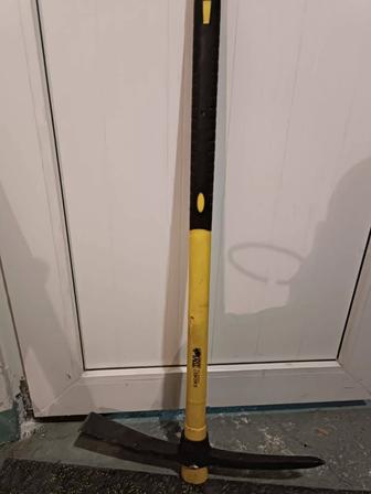 Кирка строительная с фиберглассовой рукояткой