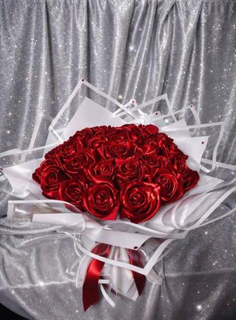 Букет из 25 атласных роз с блёстками