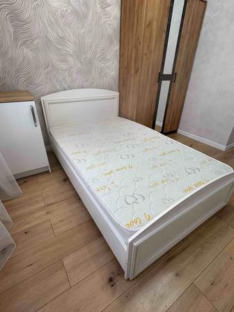 Продам кровать с матрасом