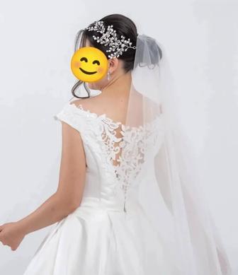 Атласное свадебное платье off-shoulder с кружевной спиной