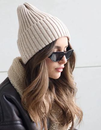 Шапка вязаная осенняя бини с пайеткой