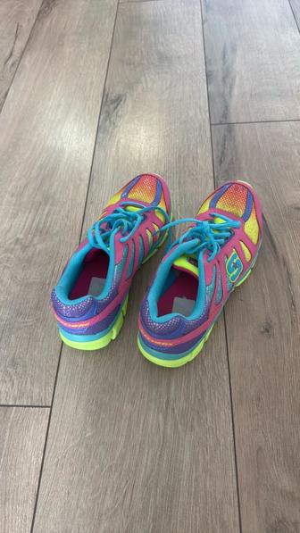 Продам женские кроссовки Skechers 37 размер