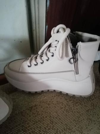 Продам новые ботинки