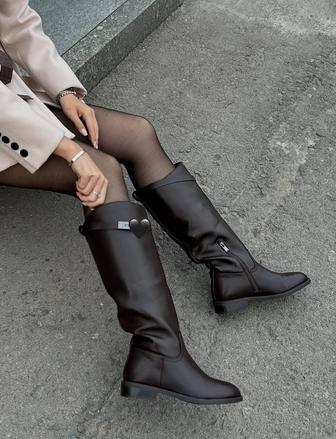 Продам женские сапоги