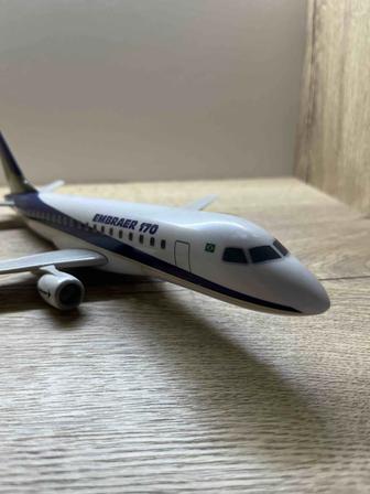 Модель самолета EMBRAER 170