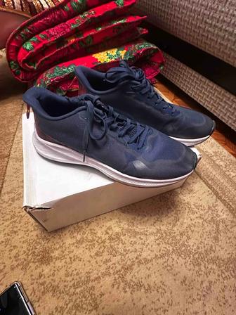 Кроссовки спортивные