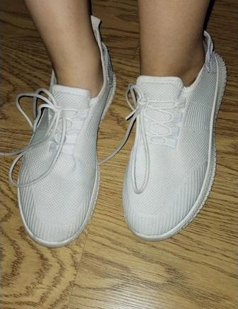 Белые кроссовки