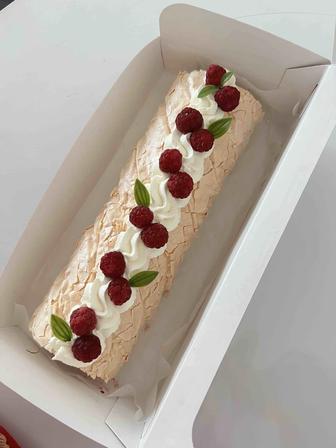 Меренговый рулет с малиновым конфитюром
