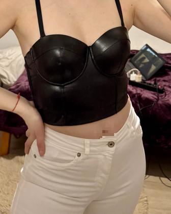 Недорого стильный секси топ-корсет под кожу, смотрится эффектно, можно под
