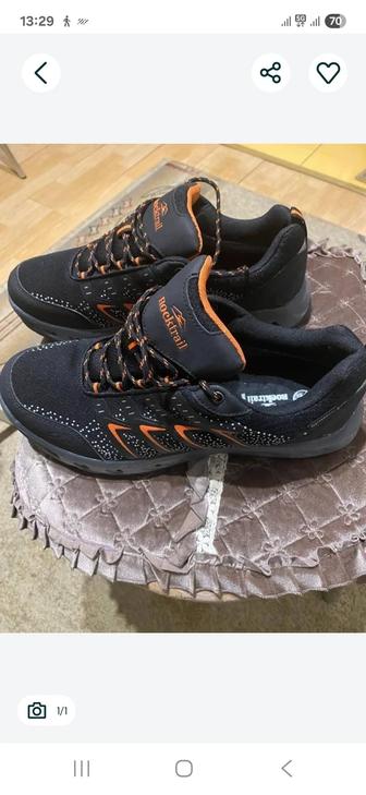 Продам новые кроссовки мужские, очень теплые и комфортные на зиму. Подошва