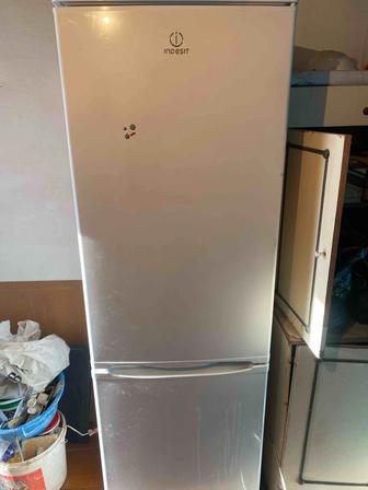 Холодильник Indesit