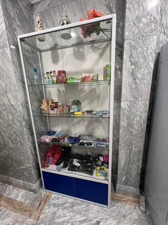 Витринный шкаф