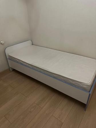 Продам кровать с матрасом