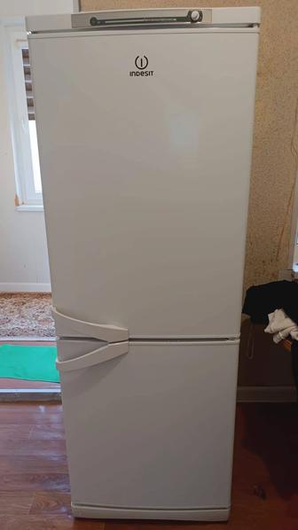 Продам холодильник Indesit