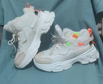 Продам кроссовки