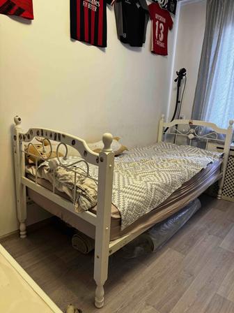 Продам две кровати с матрасами