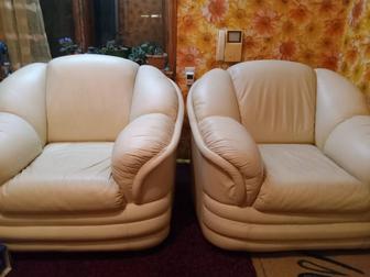 Кресло два кожные продам не дорого.