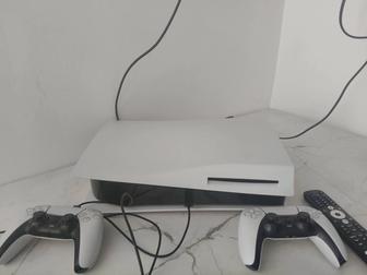 Обменяю PS5 Slim (дисковая) 2 геймпада большая подборка игр