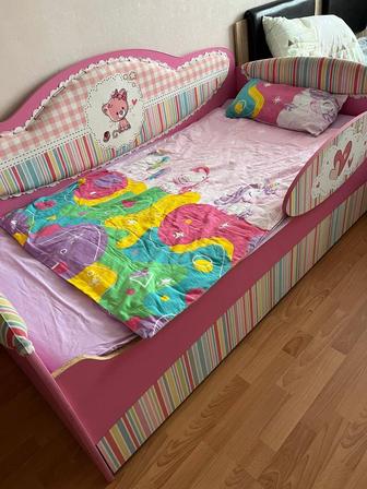 Продам кроватку 90 см на 2 метра, розовую