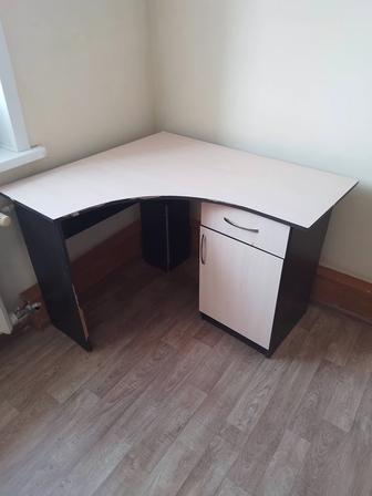 Продам компьютерный стол