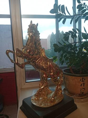 Продам статуэтку Коня позолоченая