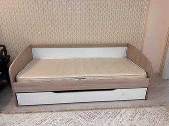 Детская кровать с выдвижным ящиком плюс матрас