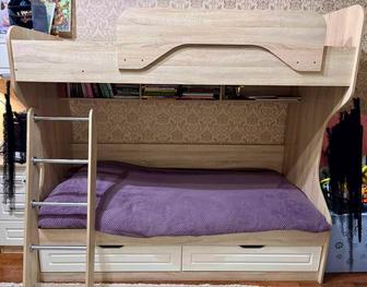 Двухъярусная кровать с матрасами
