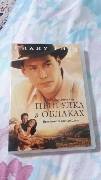 CD/DVD диски с музыкой, фильмами, мультфильмами.