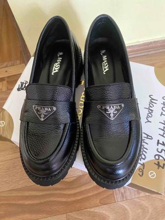 Продам кожаные лоферы prada